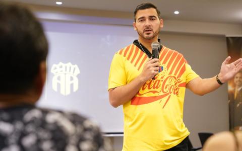 Antonio Álvarez, durante una reunión con socios de Barcelona, el 31 de octubre de 2023. 