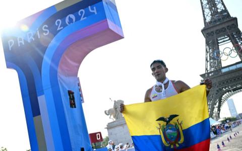 El ecuatoriano Brian Daniel Pintado celebra su triunfo en los 20 km marcha en los Juegos Olímpicos de París 2024