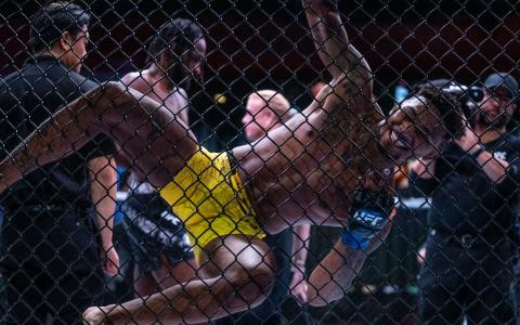 Michael Morales celebra su victoria ante Neil Magny en la UFC, el 24 de agosto de 2024.