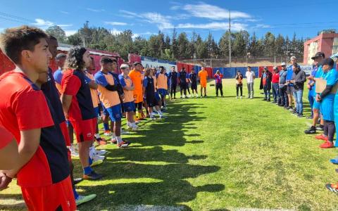 El plantel de Deportivo Quito habla en la cancha del complejo de Carcelén, el miércoles 18 de septiembre de 2024.