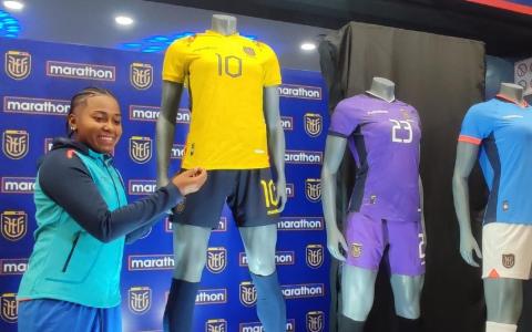 Andrea Morán, arquera de la Selección, posa con los uniformes de la Tricolor Femenina Sub 17, el 20 de septiembre de 2024.