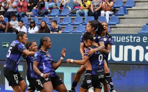 Dragonas festeja uno de los goles ante Barcelona SC. en la final de la Superliga femenina.