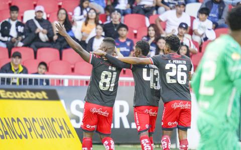 Los jugadores de El Nacional festejan el gol de Gabriel Cortez ante Liga de Quito, el 21 de septiembre de 2024.