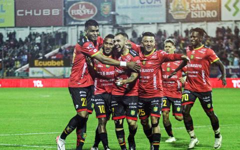 Los jugadores del Deportivo Cuenca celebran el gol de Danny Luna ante Barcelona SC, el 21 de septiembre de 2024.