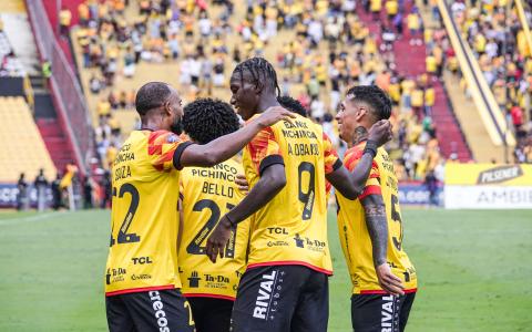 Los jugadores de Barcelona SC celebran uno de los goles ante Cumbayá, este domingo 10 de noviembre de 2024 en el estadio Banco Pichincha.