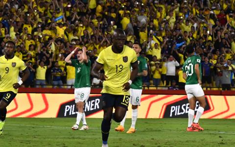 Enner Valencia festeja un gol ante Bolivia por Eliminatorias, en Guayaquil, el jueves 14 de noviembre de 2024.