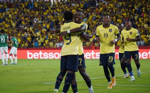 Los jugadores de Ecuador festejan un gol ante Bolivia por las Eliminatorias sudamericanas, en Guayaquil, el 14 de noviembre de 2024.