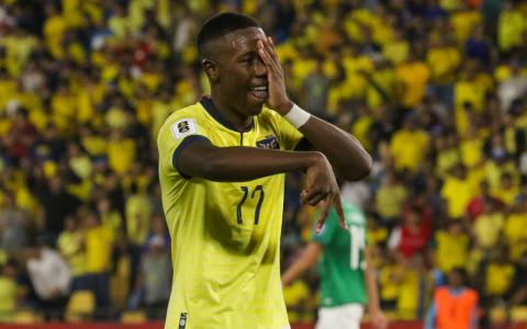 Alan Minda, de Ecuador, celebra un gol ante Bolivia en el partido por la Fecha 11 de las Eliminatorias en el estadio Banco Pichincha, el 14 de noviembre de 2024.