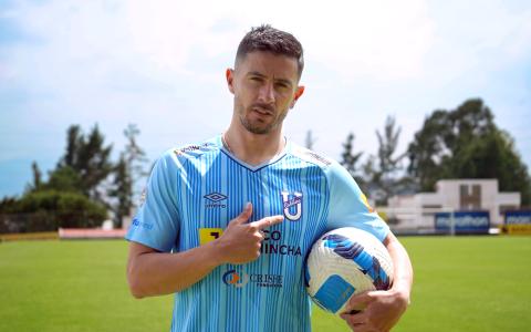 Facundo Martínez señala al escudo de Universidad Católica en su camiseta, en el complejo de La Armenia, en noviembre de 2024.