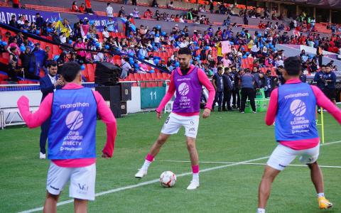 Jugadores de Independiente del Valle calientan previo a la final de la Copa Ecuador ante El Nacional, el 27 de noviembre de 2024.