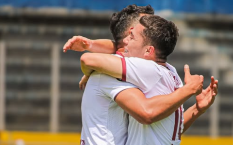 Los jugadores de Atlético Vinotino celebran un gol en la Segunda categoría.