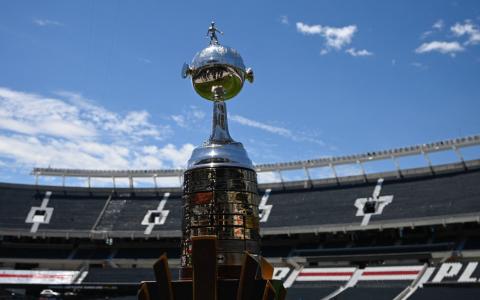 El trofeo de la Copa Libertadores antes de la final del torneo en el estadio Más Monumental, de Buenos Aires, el 29 de noviembre de 2024.