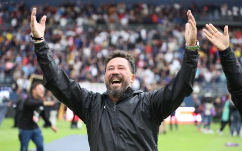 Pablo Sánchez, entrenador de Liga de Quito,festeja su título de campeón, este sábado 14 de diciembre de 2024.