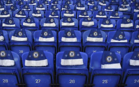 Gorros navideños del Chelsea sobre los asientos, antes de un partido, en el 'Boxing day' de 2017.