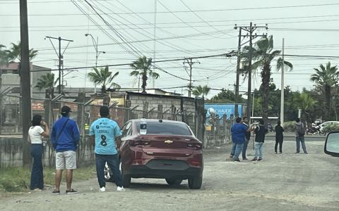 Hinchas identificados con Emelec en las afuera del Polideportivo de Los Samanes, este viernes 20 de diciembre de 2024.