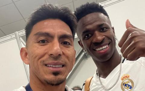 Ángel Mena con Vinicius Junior después de la Copa Intercontinental, 22 de diciembre de 2024.