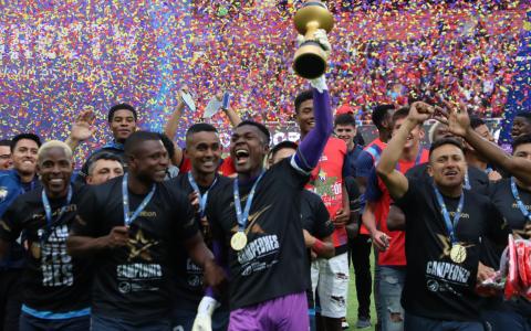 Los jugadores de El Nacional festejan el título de la Copa Ecuador, el 27 de noviembre de 2024.