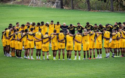 Los jugadores de Barcelona SC formados en círculo en el inicio de la pretemporada 2025, el viernes 3 de enero.