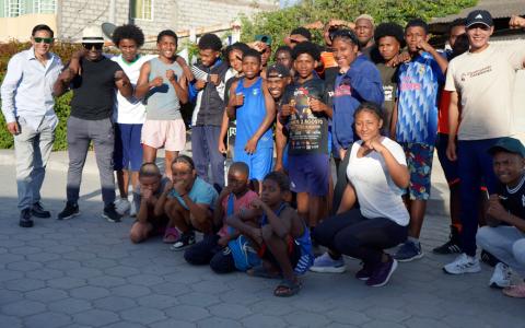 Grupo de niños y jóvenes que entrenan boxeo junto con el profesor Manuel Delgado posan en los exteriores de la casa en donde viven en El Juncal, en diciembre de 2024.