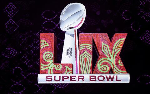 El logotipo del Super Bowl LIX en Nueva Orleans se muestra en una pantalla de televisión durante una conferencia de prensa, el 12 de febrero de 2024 en Las Vegas, Nevada.