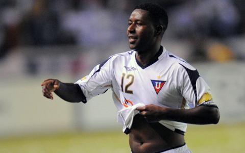 Edison Méndez, de Liga Deportiva Universitaria, celebra un gol contra Fluminense durante el partido de ida de la final de la Copa Sudamericana el 25 de noviembre de 2009.