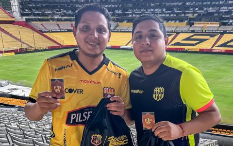 Socios de Barcelona SC con su credencial y kit del centenario en el estadio Banco Pichincha, el 15 de enero de 2025.