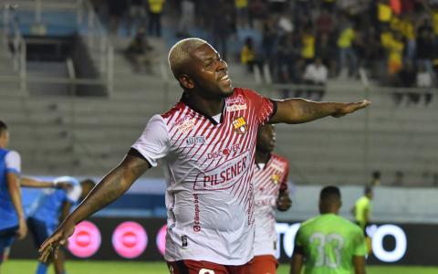 Gabriel Cortez, volante de Barcelona SC, celebra su gol ante el Manta FC, este martes 21 de enero en el estadio Jocay.