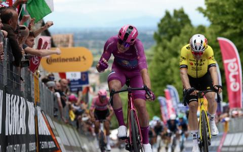 El ciclista danés de Lidl-Trek, Mads Pedersen, celebra su victoria al cruzar la meta de la Etapa 13 del Giro de Italia, el viernes 23 de mayo de 2025.