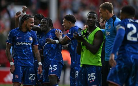 El ecuatoriano Moisés Caicedo (25), volante del Chelsea, celebra tras el triunfo del domingo 25 de mayo ante el Nottingham Forest, en el duelo válido por la Premier League.