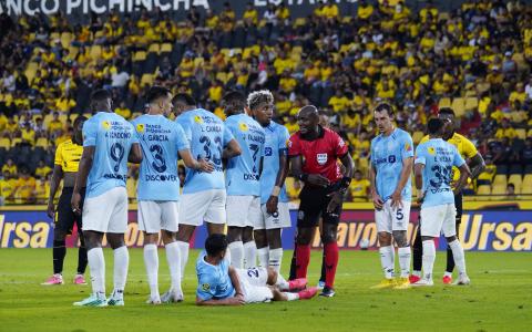 El árbitro Augusto Aragón organiza una barrera de Universidad Católica durante el juego ante Barcelona SC, el 18 de octubre de 2026.
