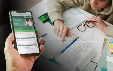 Imagen referencial de un estudiante con libros y un teléfono con una aplicación de apuestas deportivas en línea.