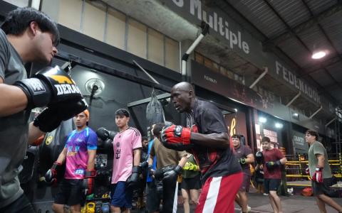 El exdeportista ecuatoriano Segundo Mercado imparte una clase de boxeo en la sede de JAB Boxing, en Los Ceibos, al norte de Guayaquil, el 19 de octubre de 2026.