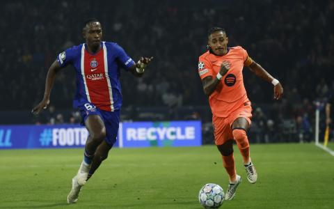 Willian Pacho marcando a Raphinha durante el partido entre el PSG y el FC Barcelona por la tercera fecha de la UEFA Champions League este martes 20 de octubre de 2026.
