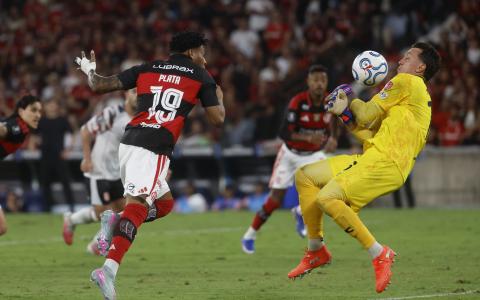 Gonzalo Plata de Flamengo remata al arco de Fernando Muslera de Estudiantes en el partido de vuelta de las semifinales de la Copa Libertadores, en el estadio Maracaná, este jueves 22 de octubre de 2026.