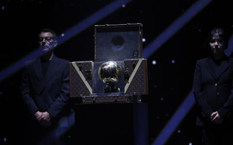 Imagen del Balón de Oro durante la ceremonia en París, el 22 de septiembre de 2025.