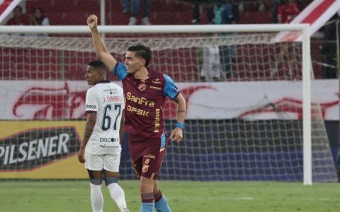 Franco Posse, de Macará, festeja un gol ante Liga de Quito en el estadio Rodrigo Paz Delgado, el 24 de octubre de 2026.