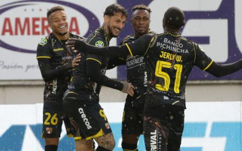 Los jugadores de Barcelona SC celebran el gol de Darío Benedetto, ante Aucas, el 25 de octubre de 2026.