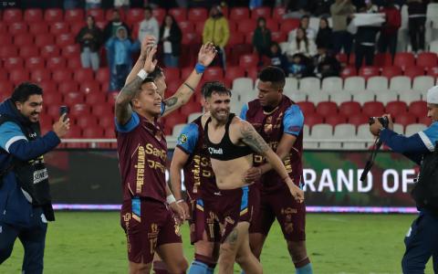 Jugadores de Macará celebran el gol en el partido frente a Liga de Quito, por la Fecha 4 del primer hexagonal de la Ligapro, el 24 de octubre de 2026.