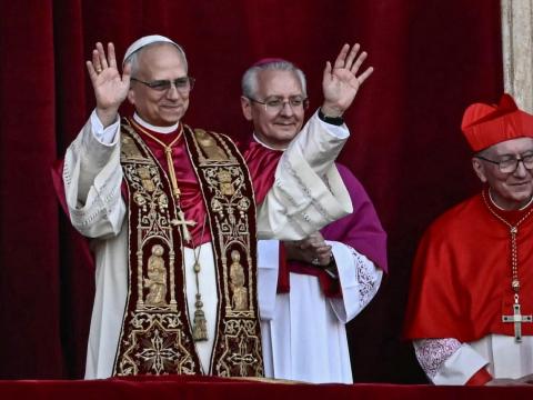 Papa León XIV, Robert Prevost (izq), saludando desde el balcón de la Basílica de San Pedro, en el Vaticano, durante su proclamación como Sumo Pontífice, el 8 de mayo de 2025.