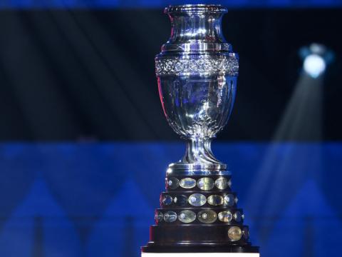 El trofeo de la Copa América, durante el sorteo de la fase de grupos, el 7 de diciembre de 2023.