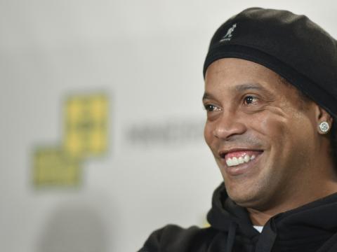 El exfutbolista brasileño Ronaldinho Gaucho asiste a una conferencia de prensa durante una ceremonia para sellar sus huellas en el museo de fútbol del Estadio Mineirao en Belo Horizonte, estado de Minas Gerais, el 21 de mayo de 2018.