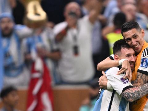 Lionel Messi y Ángel Di María festejan durante la final ante Francia durante el Mundial de Qatar 2022.