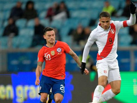 Paolo Guerrero y Charles Aranguiz durante la Copa Américaa 2019.