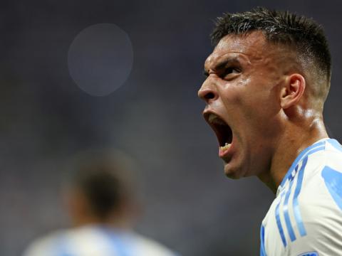 Lautaro Martínez celebra su gol, en el partido de Argentina ante Canadá por Copa América, el 20 de junio de 2024.