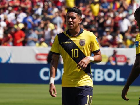 Los jugadores Kendry Páez y Moisés Caicedo, en el partido de Ecuador del 22 de junio de 2024.