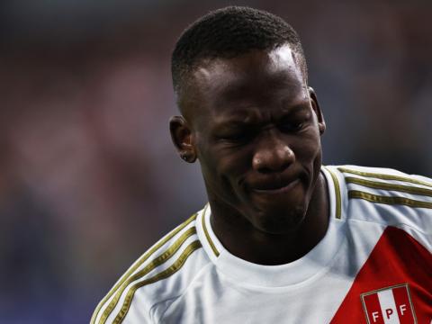 Luis Advíncula de Perú reacciona durante el partido del Grupo A de la Copa América entre Perú y Chile en el estadio AT&T, el 21 de junio de 2024 en Arlington, Texas.