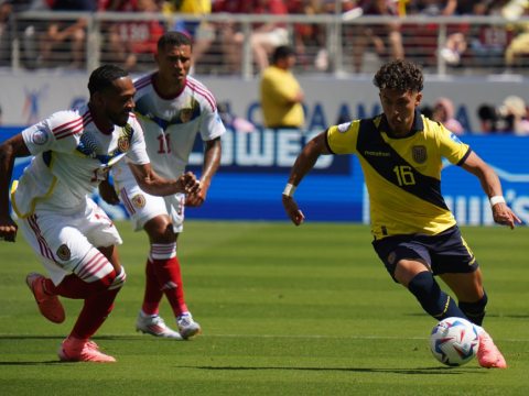 Jeremy Sarmiento maneja la pelota ante Venezuela, en el estadio Levi's de Santa Clara, el 22 de junio de 2024.