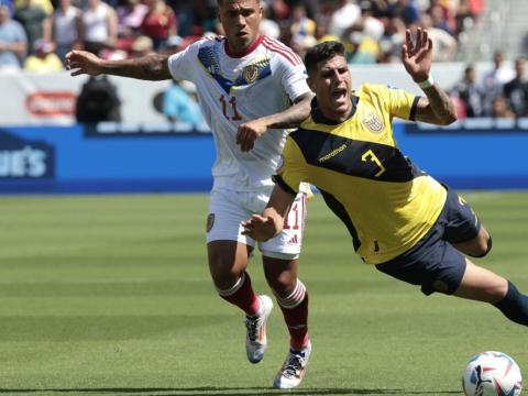 Piero Hincapié, central de oficio que el míster Félix Sánchez Bas improvisa de lateral.