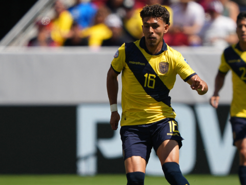 Jeremy Sarmiento maneja la pelota ante Venezuela, en el estadio Levi's de Santa Clara, el 22 de junio de 2024.