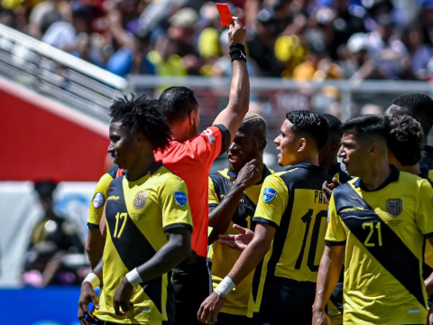 El árbitro Wilmar Roldán le exhibe tarjeta roja a Enner Valencia, en Santa Clara, el 22 de junio de 2024.